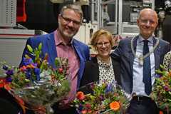 Uitreiking Enschede-spelden aan Pension Vredenberg