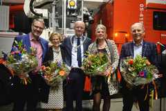 Uitreiking Enschede-spelden aan Pension Vredenberg